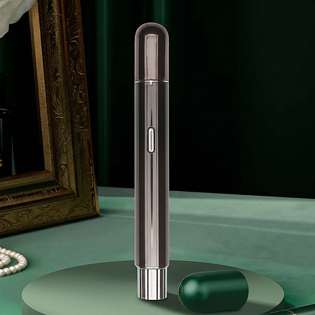 仅替换原图中的电动修眉刀为图二的黑色电动修眉刀，严格保留原图所有原有背景元素（深绿色背景、金色雕花画框、珍珠项链、绿色圆形展台），不得修改背景，保持原图整体构图、光影和尺寸比例不变