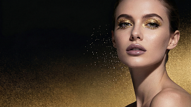 移除画面中所有文字、字体和产品图，仅保留带有女王气场的外国女模特和黑金渐变闪粉背景，过渡自然，保持背景质感