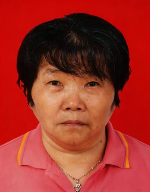 将背景替换为红色纯色背景，按照5寸标准照片比例裁切，保持人物高清预览效果