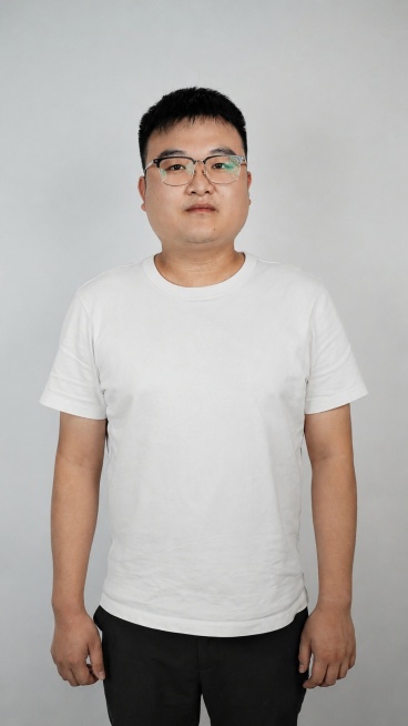 去掉图片上的水印，保持人物和背景其他内容不变，修复去掉水印后的区域预览效果