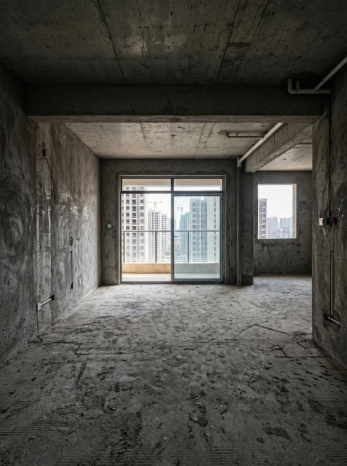 新建商品住宅的清水毛坯房客厅实拍，裸露的水泥墙面地面，规整户型，真实写实摄影预览效果