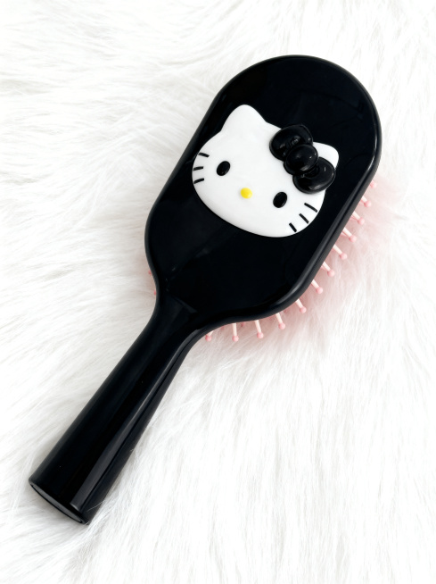 保持黑色Hello Kitty气垫梳主体不变，移除左上角的金色盒子，将黄色背景替换为毛茸茸的白色材质背景，保留梳子原有细节和造型，保持原图比例，画面干净柔和，商业摄影质感，4K高清预览效果