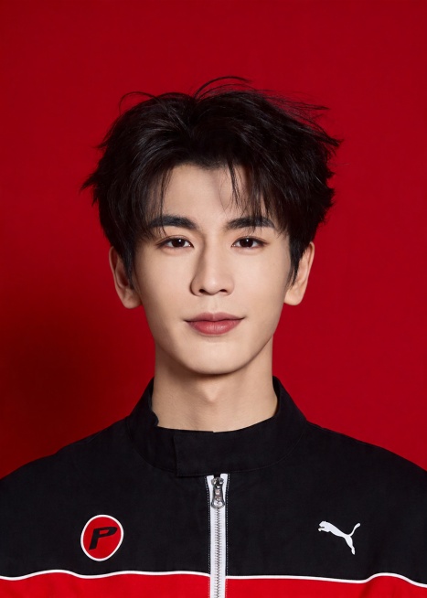 保留第一张图中人物发型､脸型､年龄特征生成标准样式纯正面证件照;人物主体严格居中,头部大小与位置严格对齐第二张图,双肩水平平衡,面部中轴线对齐画面中心,正视前方;标准证件照构图,人物绝对居中;头顶上方预览效果