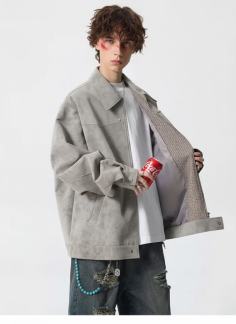 把模特手上的饮料换成可乐，其他不变预览效果