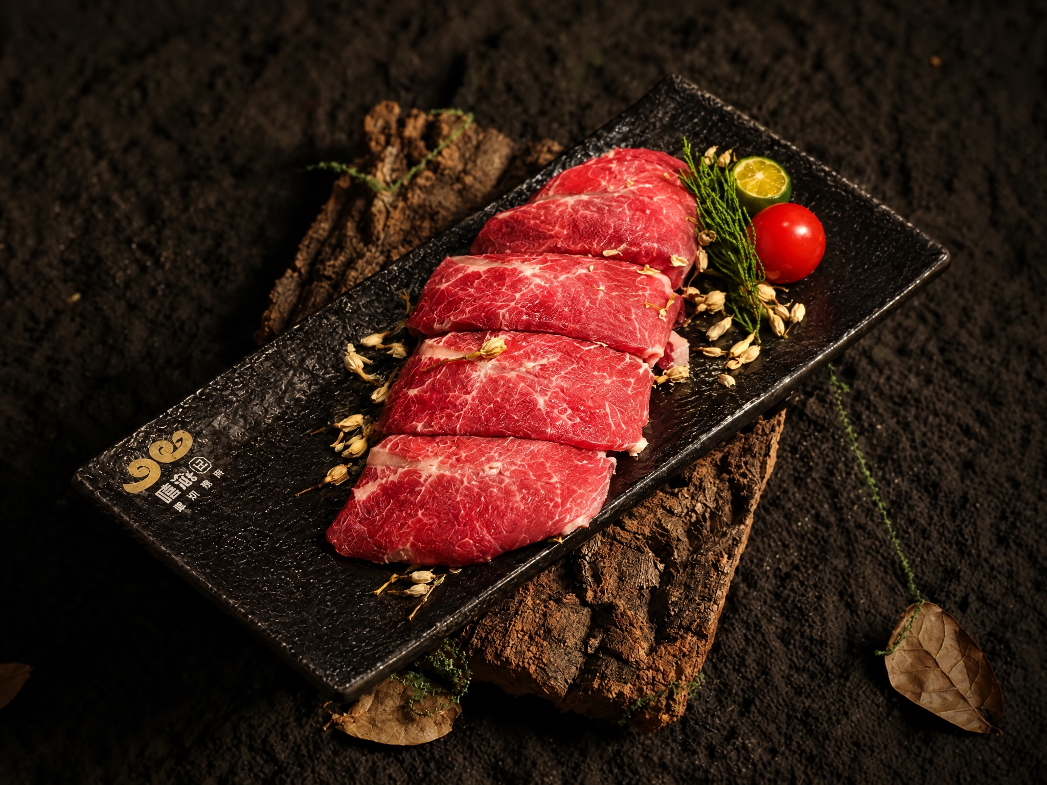将图2中的牛肉菜品（带黑色长方形盘子和所有装饰）旋转调整为斜向… - 图片创意预览