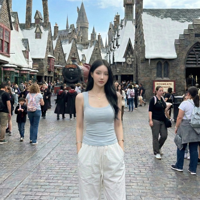 保持模特、服饰和背景不变，生成正面双手插兜的姿势图片预览效果