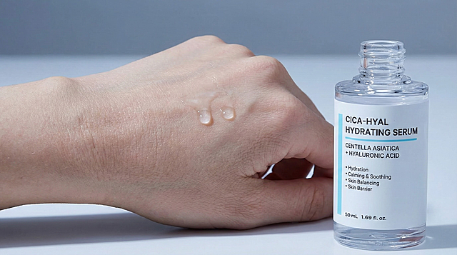 以图中的积雪草精华液和积雪草肽蜂胶精华液为元素,欧美女人使用积雪草精华液和积雪草肽蜂胶精华液护肤,补水、提亮肤色、保湿、减少皱纹,物体主体特征不变,设计6张跟积雪草精华液和积雪草肽蜂胶精华液有关的图,比例 「16:9」