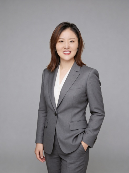 基于参考图片修改，保留人物脸型和发型，生成商务西装全身形象照，灰色纯色背景，保留配饰，站姿，左手插兜，专业高清质感预览效果