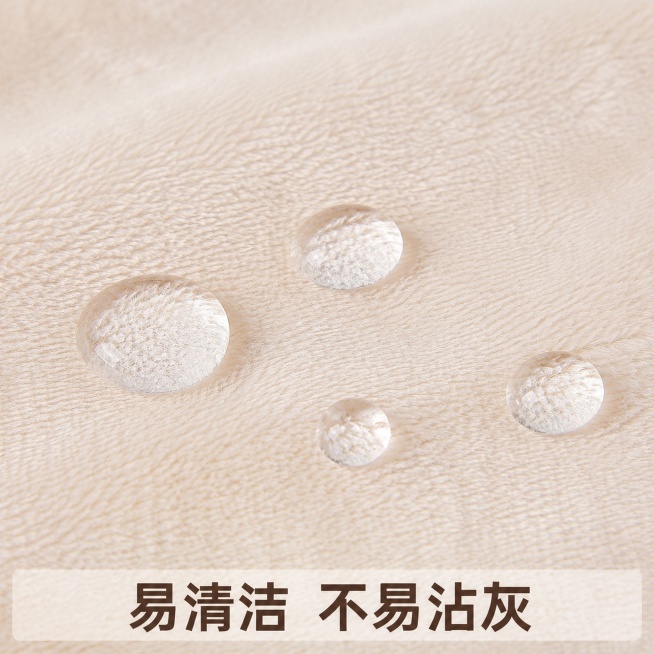 [主图-面料4] 水滴测试展示绒毯拒水性，面料细节近拍，真实呈现。
[氛围风格] 功能展示，突出聚酯纤维面料特性，真实自然。
[画质] 清晰真实商业摄影，水珠效果透亮真实。
[元素] 几颗清澈水珠静置预览效果
