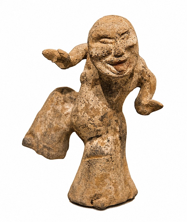 参考之前东汉说唱俑的陶土光影和质感，修改这个舞蹈陶俑图片。将陶俑改为结构清晰、质感统一的陶土黄褐色，陶土纹理分明，光影干净利落，去除玻璃反光和环境杂色，保留陶俑表面的斑驳历史感但整体色调统一。背景改为纯白色，以便于抠图。保持陶俑的姿态、表情等所有造型细节完整不变。