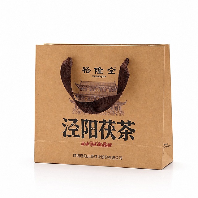 产品精修，产品置于纯白背景上，专业商业棚拍光，5500K标准中性白光，轮廓光，体积光，曝光正确，强烈真实立体感，标准透视校正，正常透视焦段，保持正视图机位，接地处保留干净浅淡的自然接触阴影，严禁大片投影、脏灰阴影和悬浮感，主体居中，商品完整入画不裁切，商品外轮廓视觉体量约画面60%-80%，四边均匀留白约10%-20%，严禁满幅铺满与贴边顶满，极致超清画质，细节清晰锐利，商业级实拍质感，保留原图真实材质与结构细节，明显提升商品表面洁净度，清理灰尘、污渍、指纹、油污和霉点，让表面从脏旧发闷变为干净可售卖状态，修复边缘毛糙、锯齿、断边和抠图感，边缘自然清晰过渡，基于原图材质恢复纹理、颗粒、光泽和工艺细节，避免糊成塑料感，锁定原图商品颜色，颜色以输入图为唯一参考，分段部件颜色边界按原图锁定，还原真实物理色彩，消除灰暗感和偏色，锁定原图商品轮廓、件数、部件位置、连接关系、标签文字和可见功能细节，只做精修不重绘结构，布艺/纺织质感自然，编织方向清晰，纤维层次丰富，柔软感真实，正视图，比例1:1