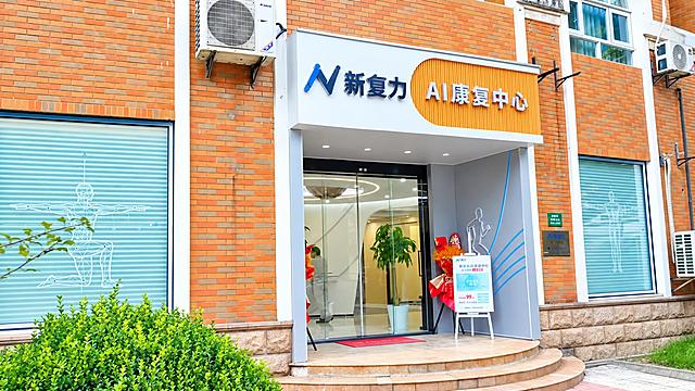 提升图片整体亮度，增加色彩饱和度，让画面更通透鲜亮，保持原有构图和内容不变