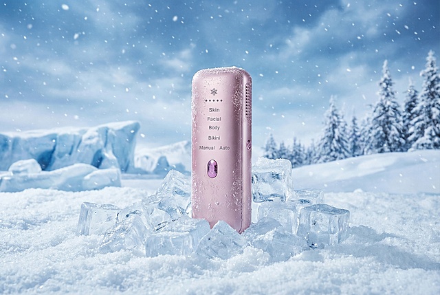 帮我换成周围都是冰块雪地的场景