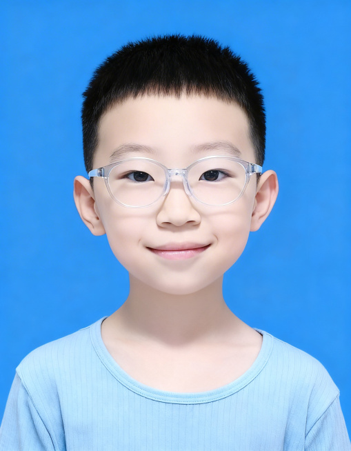 保留第一张图中人物发型､脸型､年龄特征生成标准样式纯正面儿童证件照;人物主体严格居中,头部大小与位置严格对齐第二张图,双肩水平平衡,面部中轴线对齐画面中心,正视前方;标准儿童证件照构图,人物绝对居中,预览效果