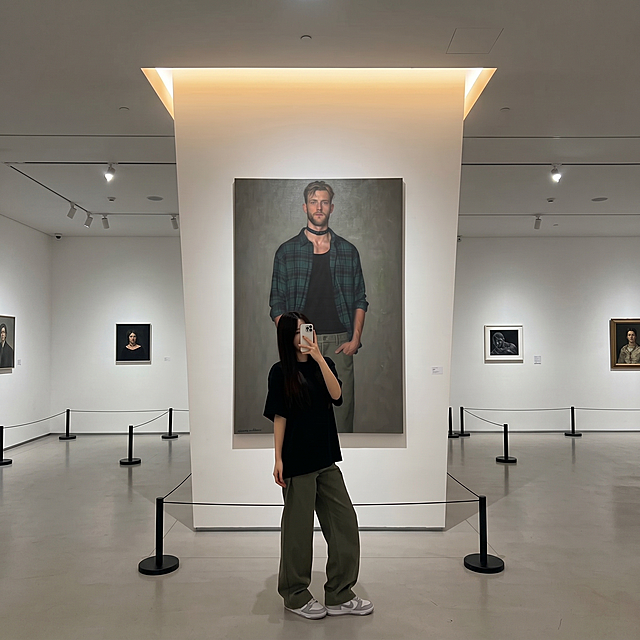 在不影响图片原有美感的前提下，将图片调整为1比1的尺寸，保留原图所有内容和构图风格