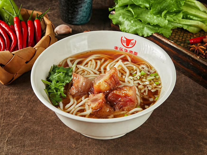 将这碗红烧牛肉面图片变清晰，提升分辨率和画质，保持原有构图和内容不变预览效果