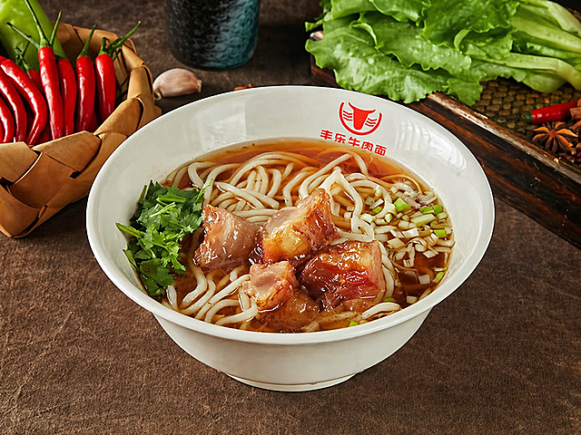 将这碗红烧牛肉面图片变清晰，提升分辨率和画质，保持原有构图和内容不变