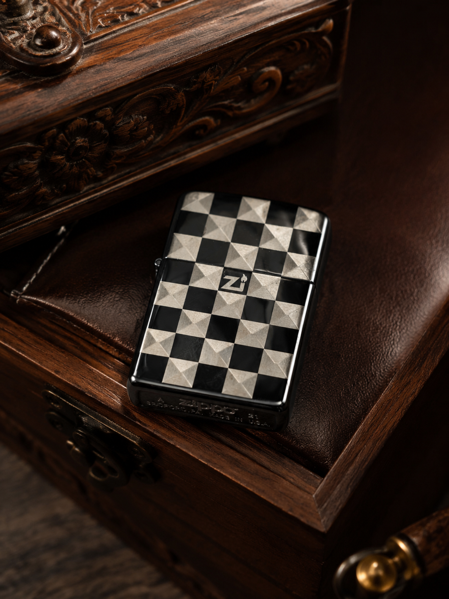 电商主图，商业静物摄影，以棋盘格金属打火机为主体，完整保留黑银… - 图片创意预览