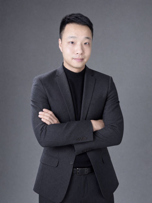 参考图中保留人物脸型、发型、年龄等特征生成职场形象照,标准焦段50mm,f/4光圈(f/2.8-f/4区间),平视视角(镜头与人物视线齐平);人物占画面70%,人物居中(居中构图),位于画面中心,为视预览效果