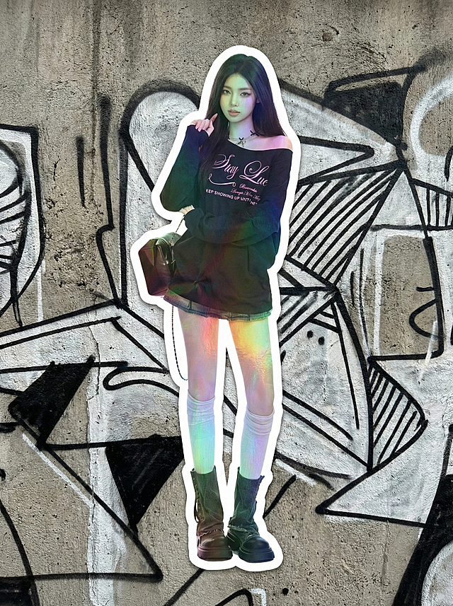 将人像处理成彩虹金属箔贴纸效果。抠出主体后，再将其贴在真实粗糙的城市肌理黑白简单涂鸦表面。贴纸上下有留白空间。