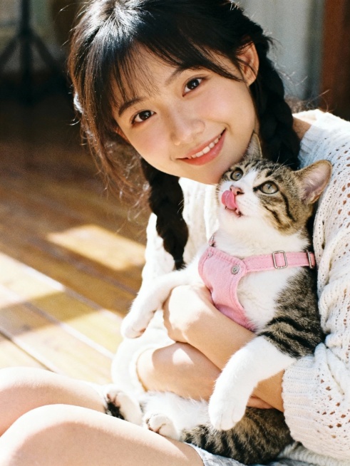 一个少女抱着一只穿着衣服的可爱小猫预览效果