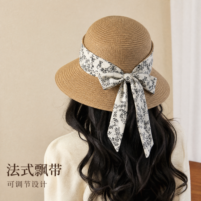 [主图-3] 法式温柔草帽背面展示。同模特同穿搭，浅米色墙背景。展示背面飘带蝴蝶结设计。保持产品与原图一致。主体占比60%-80%。左下文字：大字"法式飘带" 小字"可调节设计"。1:1 4K，负向提预览效果