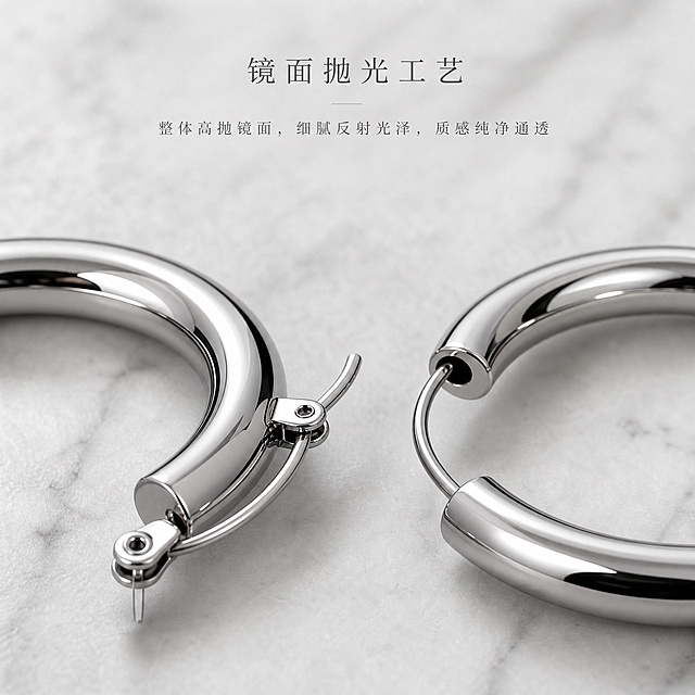 [主图-3] 细节特写 金属质感与工艺微距
[统一基调] 极简高级珠宝视觉 浅灰大理石影棚背景 银灰色系主调 白色辅助字色 细衬线文艺字体 文字占比<15% 克制精致
[画面] 银色粗款圆圈耳环严格参照上传产品图 完整保留款式结构比例材质颜色 微距特写耳环金属管身与卡扣开合结构 展示高抛光亮面钛钢金属的镜面高光与细腻金属反光纹理 耳环放置哑光浅灰大理石台面 局部放大展示 产品主体占画面约50% 偏中心构图 浅景深 焦点落在金属高光面 背景与台面边缘轻微虚化 突出材质细节
[光影质感] 柔和影棚柔光加窄条轮廓光 主光斜前30度 金属表面形成清晰明亮的高光条带 反光过渡细腻有层次 卡扣结构边缘锐利 金属管壁圆弧过渡自然 呈现厚重质感 轻微柔和投影在台面上 商业珠宝精修级质感 无划痕指纹灰尘毛边
[配色] 浅灰 银白 深灰 镜面高光 哑光大理石 高抛光钛钢金属
[文字版式] 画面上方小号细衬线标题 镜面抛光工艺 下方小号辅助文案 细腻金属反光 字色深灰 文字放在留白区域 不遮挡产品细节
[输出要求] 比例1:1 2K分辨率 微距细节锐利 金属质感真实 文字清晰可读 无变形错字 无杂乱水印 无平台Logo 无多余杂物