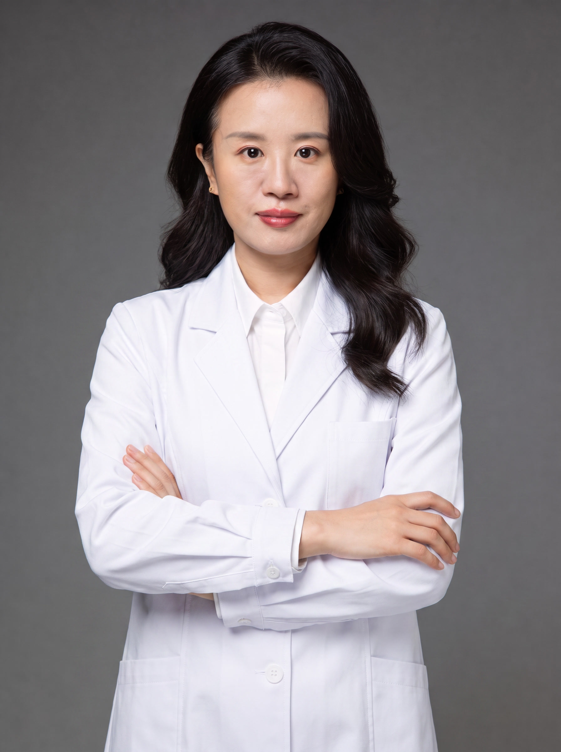 请将参考图1中人物的黑色西装替换为白色医生白大褂，内搭白色衬衫… - 图片创意预览
