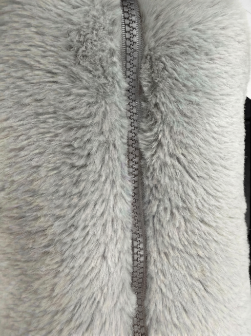 将拉链修改为这张色卡展示的PANTONE Cool Gray 7 C的颜色，确保拉链颜色和色卡颜色完全一致没有色差，保持拉链纹理不变，其余灰色毛绒部分保持原样预览效果