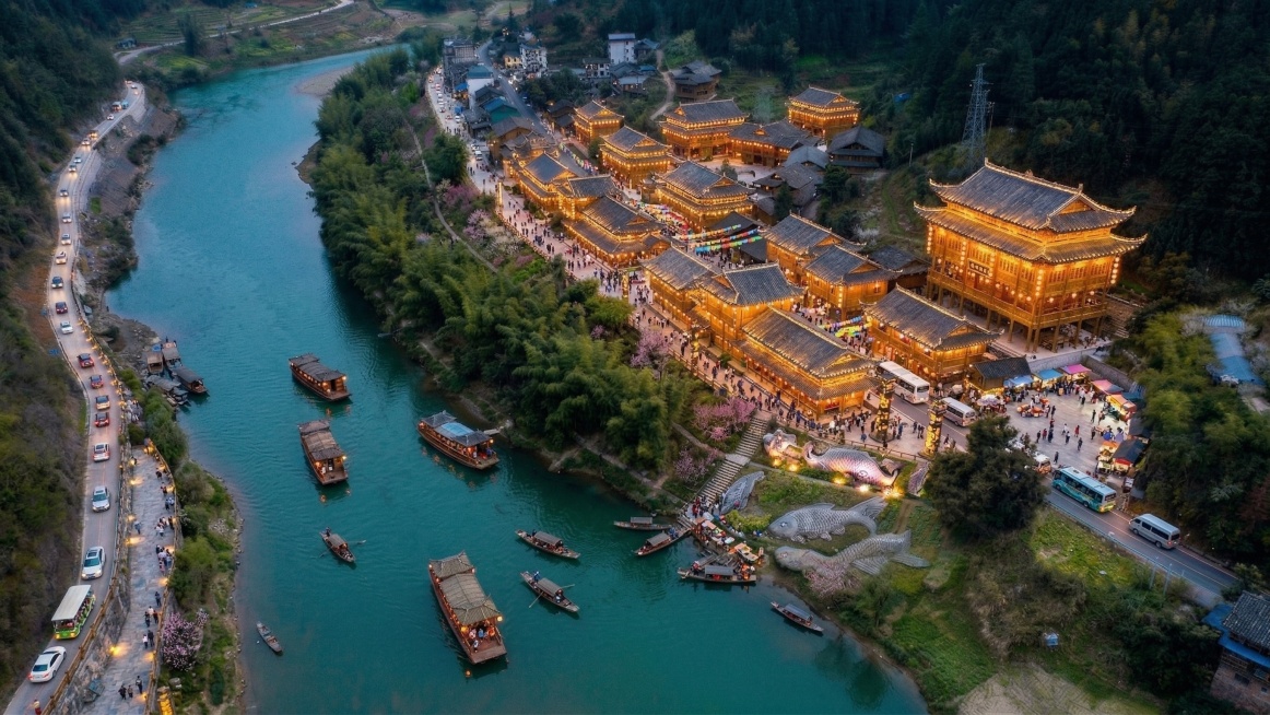 增加游客热闹场景，道路增加车辆预览效果