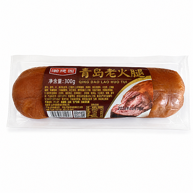产品精修，产品置于纯白背景上，专业商业棚拍光，5500K标准中性白光，轮廓光，体积光，曝光正确，强烈真实立体感，接地处保留干净浅淡的自然接触阴影，严禁大片投影、脏灰阴影和悬浮感，主体居中，商品完整入画不裁切，商品外轮廓视觉体量约画面60%-80%，四边均匀留白约10%-20%，严禁满幅铺满与贴边顶满，极致超清画质，细节清晰锐利，商业级实拍质感，保留原图真实材质与结构细节，提升商品洁净度和商业新品感，清除旧痕、灰暗、脏斑和不均匀色块，保留原图颜色分区、材质色相、结构和功能细节，禁止整体提亮改色，提升透明包装通透度和洁净度，清理灰雾、脏反光和浑浊感，保留薄膜折线、封口压纹、透明边线和真实高光，锁定原图商品颜色，颜色以输入图为唯一参考，分段部件颜色边界按原图锁定，锁定原图商品轮廓、件数、部件位置、连接关系、标签文字和可见功能细节，只做精修不重绘结构，保持原图数量、大小、切面、摆放关系和自然形态，肉类纹理、包装结构不改变，禁止凭空增减、过度规整或改变食材种类，长条/带状主体按原图长宽比例、总长度、宽度、端点位置、上下/左右露出长度和主体与配件比例锁定，构图只允许整体缩放与居中，禁止压缩、拉伸、截短、补长或重排主体，火腿主体：皮革/仿皮质感真实，皮纹和柔韧折痕按原图保留，包装标签：哑光/半哑光塑料质感，柔和漫反射，低高光，透明塑封包装：透明塑胶/亚克力/PC质感，折射边线清晰，透明层次自然，正视图，标准透视校正，正常透视焦段，保持同类机位，比例1:1