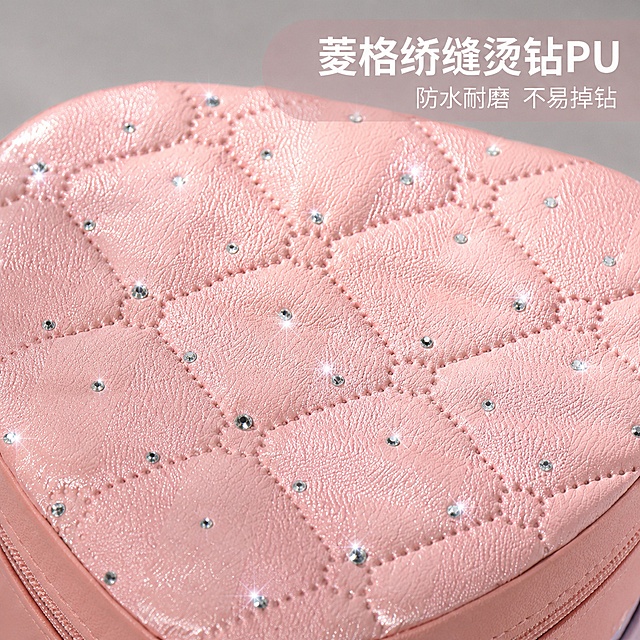 [主图-3] 菱格绗缝烫钻面料细节特写
[氛围风格] 精致细节展示，突出高级质感
[画质] 商业摄影质感、光线柔和通透、产品清晰真实、画面干净高级
[元素] 蜜桃粉色爱心首饰盒闭合状态，微距放大展示盒盖表面菱格绗缝和细碎水钻细节，清晰呈现菱形压线、饱满填充和均匀点缀的水钻，突显皮质细腻质感和细闪效果。保持爱心烫钻绗缝首饰盒外观（物理结构、材质质感、颜色）与输入产品图绝对一致，杜绝任何变形和色差，精细化处理。细节占画面中心位置，主体突出。
[光影] 侧逆光打亮水钻，突显blingbling的细闪效果，皮质纹理清晰呈现，光影过渡自然
[配色] 主色调蜜桃粉，搭配浅灰色背景，突出粉色的温柔甜美
[视角构图] 微距特写平视视角，背景虚化突出细节
[文字版式] 右上负空间放两行文案：大字「菱格绗缝烫钻PU」，小字「防水耐磨 不易掉钻」，白色字配浅粉色半透明底，不遮挡细节
[输出要求] 1:1 比例，文字清晰可辨，超高清商业摄影质感
[负向提示词] 变形，文字错乱，产品图模糊，背景杂乱，水印，电商平台Logo