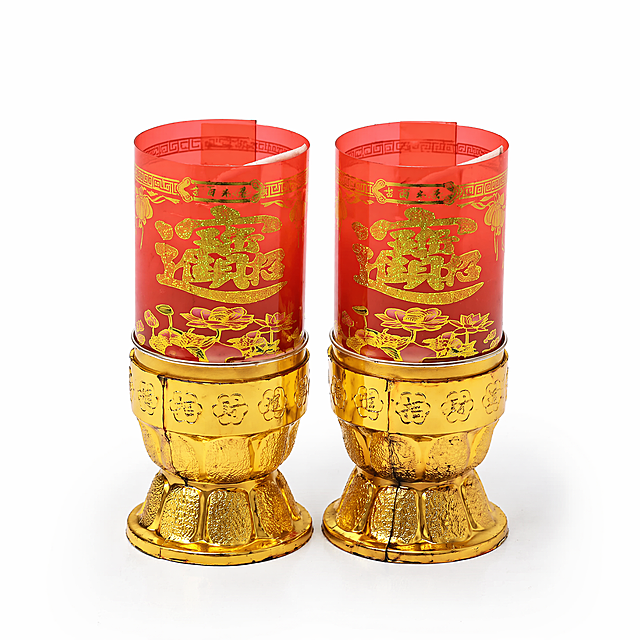 产品精修，产品置于纯白背景上，专业商业棚拍光，5500K标准中性白光，轮廓光，体积光，曝光正确，强烈真实立体感，接地处保留干净浅淡的自然接触阴影，严禁大片投影、脏灰阴影和悬浮感，主体居中，商品完整入画不裁切，多品整体算一组，商品外轮廓视觉体量约画面60%-80%，四边均匀留白约10%-20%，严禁满幅铺满与贴边顶满，极致超清画质，细节清晰锐利，4K分辨率，商业级实拍质感，保留原图真实材质与结构细节，锁定原图商品颜色，多件商品逐件对应原图色相、材质光泽和分段色块边界，锁定原图五金商品的外轮廓、朝向、可见面、比例、孔位、部件数量、连接关系和功能结构，禁止新增/删除零件、补全不可见背面、改变结构关系或重绘成其他五金商品，金色底座：金属肌理，金属质感按原图锁定，保留拉丝、磨砂、香槟金或低反光金属观感，红色外筒+蜡体：透明塑胶/亚克力/PC+蜡质，透明塑胶/亚克力/PC质感，折射边线清晰，透明层次自然，前侧视图，严格保持原图透视，严禁扶正，严禁镜像翻转，多件商品按原图顺序均衡陈列，大小一致、间距统一、对齐整齐、同一机位和近似角度，每个独立商品都要逐个摆正，逐个校准水平线和垂直轴，底部基线对齐，禁止某一件单独歪斜、倾倒或高低错位，比例1:1
