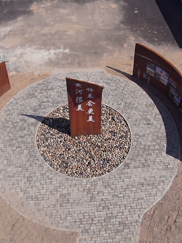 使用图一的鹅卵石，将鹅卵石尺寸变小，自然地填充到图二圆形的黑色区域内，保持鹅卵石真实自然的纹理和光影，保留图二所有原有内容不变