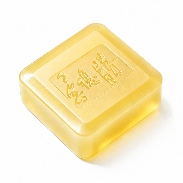 产品精修, 产品置于纯白背景上, 专业商业棚拍光, 5500K标准中性白光, 轮廓光, 体积光, 曝光正确, 强烈真实立体感, 标准透视校正, 正常透视焦段, 保持同类机位, 接地处保留干净浅淡的自然接触阴影, 严禁大片投影、脏灰阴影和悬浮感, 主体居中, 商品完整入画不裁切, 商品外轮廓视觉体量约画面60%-80%, 四边均匀留白约10%-20%, 严禁满幅铺满与贴边顶满, 极致超清画质, 细节清晰锐利, 商业级实拍质感, 保留原图真实材质与结构细节, 清除底纹、广告条、贴片、角标、文字残留、非商品自带Logo、水印、平台标识和杂色背景, 明显提升商品表面洁净度, 清理灰尘、污渍、指纹、油污、胶痕和霉点, 让表面从脏旧发闷变为干净可售卖状态, 基于原图材质恢复纹理、颗粒、折射、高光、柔韧折痕、透明边线或工艺细节, 避免糊成塑料感, 锁定原图商品颜色, 颜色以输入图为唯一参考, 分段部件颜色边界按原图锁定, 锁定原图商品轮廓、件数、部件位置、连接关系、标签文字和可见功能细节, 只做精修不重绘结构, 开合关系、镜面、色块分区、刷头、透明瓶身、液体颜色和小配件位置与原图一致, 禁止改色号、改文字、改变瓶身厚度或遗漏配件, 透明塑胶/亚克力/PC质感, 折射边线清晰, 透明层次自然, 表面通透, 四分之三侧视图, 比例1:1