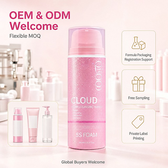 [主图-2] Cloud Foam Cleansing Honey 5S Foam Face Cleanser 主题：OEM / ODM 定制合作，唯一任务是用定制项与包装形态证据讲清跨境 B2B 采购能力。
[统一基调] 沿用本套跨境主图统一视觉：纯净通透的浅粉奶油调，浅粉到奶油白的柔和渐变背景，干净柔光箱布光；主标题字色深玫红，辅助文字中灰，点缀色蜂蜜暖金；主标题与说明文字统一使用同一种干净无衬线字体，只允许字号层级变化，不混用衬线体或手写体；卡片与标签为半透明白色圆角矩形配蜂蜜金细线描边，图标统一为极简线性图标。
[画面] 粉色渐变气压罐洁面慕斯位于画面中央偏左，占画面高度约 45%，正面朝向镜头，保持渐变粉色瓶身、细闪颗粒、透明粉色瓶盖与按压泵头、竖向白色 CLOUD 品牌字与 5S FOAM、100ml 字样等原有印刷，外观结构材质颜色与输入产品图完全一致。右侧为三张纵向排列的半透明白色圆角信息卡片，每张卡片内一个蜂蜜金极简线性图标加一行英文说明，卡片间距均匀、不对齐挤压主体；画面左下角一个平铺小窗，展示三种定制包装形态实物：粉色渐变气压罐、哑光软管、透明泵瓶并排立放，标签为空白哑光白贴纸示意可自定义印刷；背景为干净的浅粉奶油色柔光棚拍空间，后方轻微虚化的化妆品灌装台与整齐排列的空白包材作为真实采购语境，不出现人物。
[光影质感] 商业产品摄影质感，大面积柔散光加轻微顶部轮廓光，瓶体有清晰受光面与柔和底部接触阴影，包装平铺件之间有自然遮挡与投影关系，整体通透高级，无塑料廉价感。
[配色] 沿用统一基调浅粉奶油调，蜂蜜金只用于图标、细线与卡片描边，环境色为浅粉与奶油白，不整屏铺色、不使用厚重色块底板与通栏边框。
[文字版式] 左上角安全区大号深玫红主标题 “OEM & ODM Welcome”，其下缩小 50% 以上的中灰辅助行 “Flexible MOQ”；右侧三张卡片英文依次为 “Formula Packaging Registration Support”、“Free Sampling”、“Private Label Printing”；底部一行小号中灰 “Global Buyers Welcome”；文字横排，全部为英文，不出现任何中文、联系方式、二维码、网址或平台 Logo。
[输出要求] 1:1 正方形，4K 高清，文字清晰可读且位于留白区不遮挡主体；负向：瓶身变形、瓶身色差、错字、乱码、模糊、杂乱、水印、平台 Logo、中文、二维码、促销价格、绝对化用语。