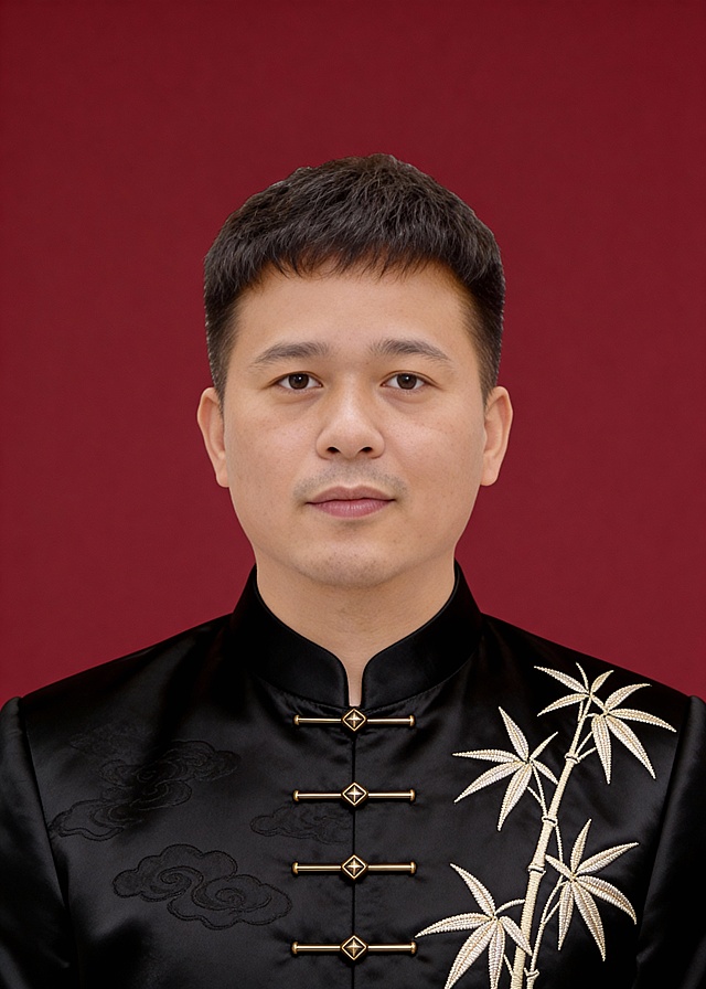 中式立领唐装，刺绣竹纹点缀，金线盘扣呼应古典美学，黑红配色尽显国潮风韵，面料质感细腻，民族风与现代设计交融。