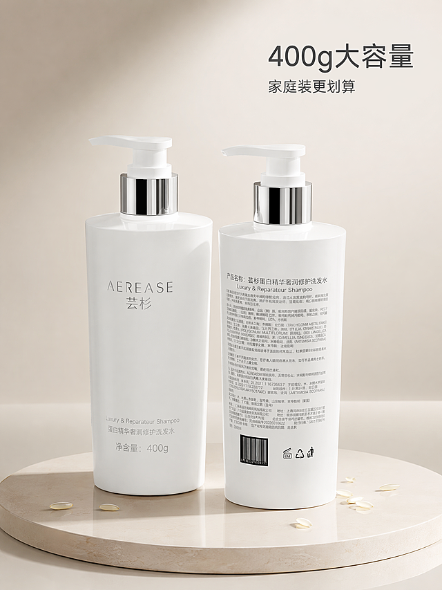 [主图-6] 产品45度侧视角度展示 瓶身侧面细节与立体感呈现
[氛围风格] 极简高级静物风 产品多角度展示 专业品质感
[画质] 商业摄影质感 光线柔和通透 产品清晰真实 画面干净高级 超写实渲染质感
[元素] 洗发水产品以45度斜侧角度放置 展示瓶身侧面与正面的过渡弧度 瓶身纯白哑光质感 银色金属泵头光泽细腻 产品放置在浅米色的圆形石膏台上 台面有柔和的倒影 背景是渐变的浅米色到浅灰色纯净背景 产品旁边散落3-4粒饱满的大米颗粒 呼应大米蛋白成分主题 保持洗发水产品外观（即物理结构 材质质感 颜色）与输入产品图一致 杜绝任何变形和色差 精细化处理 商品主体占比约60% 画面满屏无边框
[光影] 左上方45度主光 打亮瓶身侧面的弧度 形成优美的明暗过渡 银色泵头有明显的高光带 右侧弱补光 底部有柔和自然的接触阴影 整体光影层次丰富 立体感强
[配色] 主色纯净白 辅色浅米灰 点缀银色金属光泽与大米的淡黄色
[视角构图] 45度斜侧平视视角 充分展示瓶身的立体弧度与侧面轮廓 景深中等 背景柔和虚化
[文字版式] 画面右上负空间左对齐排版 大字主文案"400g大容量" 深灰色大号无衬线体 辅助短句"家庭装更划算" 小号同色 文字不遮挡产品主体
[输出要求] 3:4比例 文字清晰锐利 超高清商业摄影质感
[负向提示词] 变形 文字错乱 产品图模糊 背景杂乱 水印 电商平台Logo 多余的手 畸形手