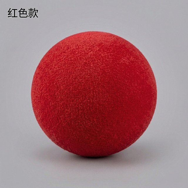 [垫图] https://dify-grsai.dancf.com/images/463364572b964272beeb106e11b0bb13.png [主图主题] 将橙色款改为红色款
[氛围/风格] 专业产品展示，简洁干净
[画面元素] 将球体颜色改为纯正红色，保留和原图完全一样的球体尺寸、磨砂绒毛纹理密度和质感，无拼接纹理，背景保持浅灰色渐变不变，光线均匀柔和，主体清晰完整。
[配色色系] 浅灰色背景衬托红色球体，保留原图的构图和光影，颜色改为正确红色，质感完全和原图橙色款一致
[视角构图] 居中平视，球体大小占比和原图完全一致
[文字版式] 左上角文字改为 "红色款"，黑色简洁文字，排版位置、字体大小都和原图保持一致，不遮挡主体。