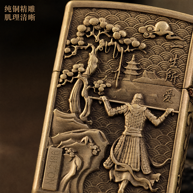 [主图-3] 佐罗煤油打火机浮雕细节微距展示
[氛围风格] 极致细节质感，工艺展示
[画质] 商业微距摄影质感，超高清细节，纹理清晰锐利
[元素] 保持打火机原有材质颜色，放大展示正面大圣浮雕区域，精细呈现雕刻纹理、山水松云细节和文字刻痕，突出纯铜浮雕的精湛工艺，每个线条凹凸清晰可见。背景使用模糊暗调，突出细节主体。占比严格控制在75%。
[光影] 侧光打光，突出浮雕立体感和肌理质感，凹凸细节光影对比清晰，真实展现青铜材质的复古光泽。
[配色] 青古铜金属色为主，暗调背景衬托细节，突出雕刻层次。
[视角构图] 微距特写，对焦在浮雕主体，背景浅景深虚化。
[文字版式] 左上角小字标注“纯铜精雕 肌理清晰”，深棕色细体，不遮挡核心细节区域。
[比例分辨率] 1:1比例，4k分辨率；文字清晰，细节超高清。
[负向提示词] 变形，模糊，纹理丢失，文字错乱，背景杂乱