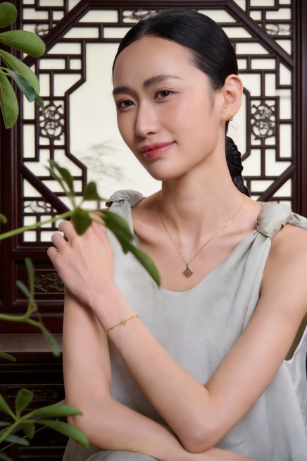 在原图片中加入苏式花窗的元素，保留原有的模特和珠宝，背景融入中式古典苏式花窗，营造雅致国风氛围预览效果