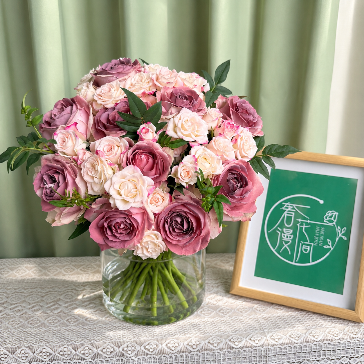 以图中的粉紫色玫瑰花束为绝对主体，花束插在透明玻璃花瓶中，花瓶… - 图片创意预览