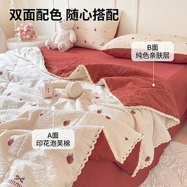 [垫图] https://gdesign-dam-hz.dancf.com/35907148744744040/30a767a9522c4ce498114028b419e417.jpg
[主图 4：双面配色设计展示] 整体保持和主图1一致的温馨治愈氛围、统一色调光影，同时展示夏被的AB双面效果：A面草莓印花奶白色泡芙棉，B面纯色砖红色，突出双面设计的优势，可以随心搭配不同家居风格。
配色色系：奶白+砖红双色对比，整体保持暖调
视角构图：自然折叠展示双面，主体居中，背景和主图保持一致
文字版式：左上角标题“双面配色 随心搭配”，粗体无衬线字体；从两面分别引出细引线标注“A面 印花泡芙棉”和“B面 纯色亲肤层”，文字用半透明白色底框标注，保持整体风格简洁，符合平台规范