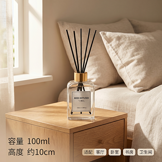 [主图-4] 小苍兰无火香薰尺寸适配场景图。[氛围风格] 温馨居家生活感，简约清新高级家居风，和首图保持同一背景空间、统一字体和光源方向。[画质] 商业摄影质感、光线柔和通透、产品清晰真实、画面干净高级。[元素] 展示小苍兰无火香薰放置在卧室床头柜的效果，浅原木色床头柜搭配浅色床品背景，展示产品实际大小比例，标注产品高度100ml容量信息，保留原产品的REED DIFFUSER「小苍兰」100ml文字信息和瓶身外观，保持香薰瓶外观（物理结构、材质质感、颜色）与输入产品图绝对一致，杜绝任何变形和色差，精细化处理，商品主体占比60%，画面满屏无边框。[光影] 自然柔和侧窗光，午后氛围光影，和首图保持同一光线方向，整体自然通透。[配色] 主色原木浅色系，搭配床品浅色系，整体清新自然低饱和度配色。[视角构图] 平视视角，展示完整场景，主体突出。[文字版式] 左下角标注容量「容量 100ml」高度「高度 约10cm」深灰色文字清晰展示，右下角标注「适配 客厅 卧室 书房 卫生间」浅色小标签分开展示，不遮挡产品主体。[比例分辨率] 1:1比例，2k分辨率，文字清晰锐利，超高清。[负向提示词] 变形，水印，文字错乱，产品图模糊，背景杂乱，深色背景，夸张配色。