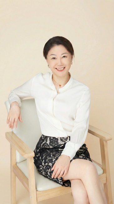 去除所有细胞元素，保留当前人物和米白色背景，保持人物清晰度和整体风格预览效果