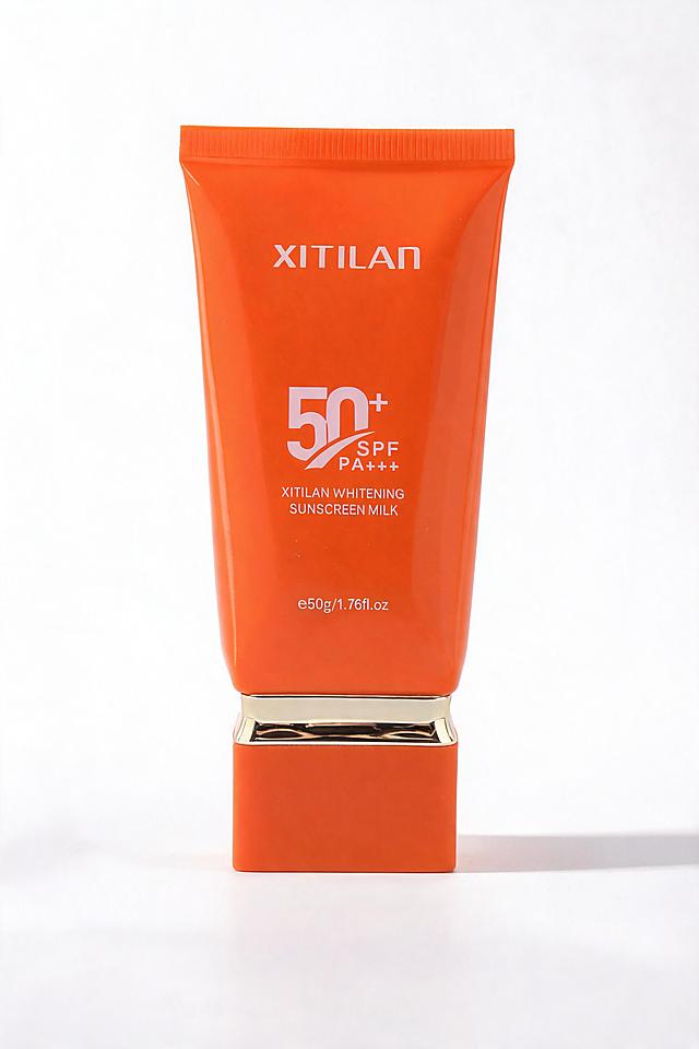 9. 纯白极简场景。主体为XITILAN橙色软管防晒乳，还原原图的方形管身、方形金色底座，所有品牌文字、图案清晰锐利；放置在纯白色背景中央，光线均匀柔和，瓶身边缘有细腻的高光，整体极简干净，适配视频转场镜头，极简清新高级风，4K超清电商产品摄影