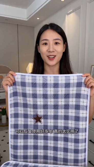 这是一款多功能隔尿垫产品展示推广视频，整体风格为电商高转化率商品视频。包含四个场景：第一个场景：一张床上铺着这款蓝格纹隔尿床垫，一位老人躺在床垫上面，来回移动翻身，隔尿床垫保持不动不滑动，然后往垫子上预览效果