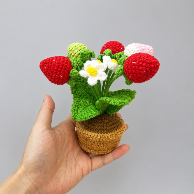 [Product 2 - Strawberry Potted] Size reference. Hand holding the crochet strawberry pot to show actu预览效果