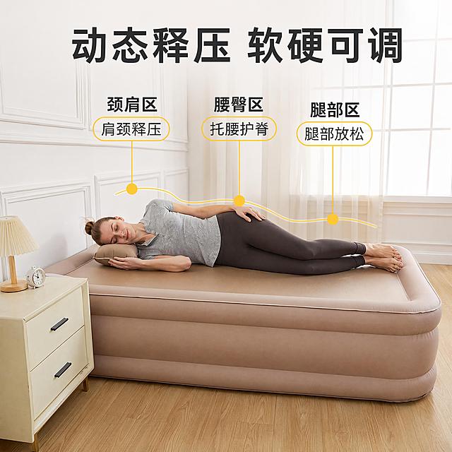 [主图2] 分区释压功能展示充气床主图；保持充气床外观（物理结构、材质质感、颜色）与输入产品图绝对一致，杜绝任何变形和色差，精细化处理
[氛围风格] 温馨卧室场景，真实使用体验感
[画质] 商业摄影质感、光线柔和通透、产品清晰真实、画面干净高级，4K超清
[元素] 模特躺卧在充气床上，自然放松展示产品贴合度，产品放置在卧室靠窗位置，浅原木地板和白色护墙板墙面，同色系浅色床头柜搭配小闹钟，模特穿着灰色上衣和深色 leggings，姿态放松自然，商品主体占比约75%，画面满屏无边框
[光影] 柔和自然侧窗光，主光清晰勾勒产品轮廓，辅光填充阴影，光影层次自然通透
[配色] 主色调浅奶茶棕，辅助色为原木浅黄和白色，保持整体风格统一
[视角构图] 平视45度侧拍，产品和模特为画面中心，保留完整场景
[文字版式] 顶部放置大字号主文案「动态释压 软硬可调」，用黄色引线标注出颈肩区、腰臀区、腿部区三个分区，每个分区用圆角框标注对应卖点「肩颈释压」「托腰护脊」「腿部放松」，文字清晰，不遮挡产品主体
[输出要求] 1:1 比例，文字清晰可辨，超高清商业摄影质感
[负向提示词] 变形，文字错乱，产品图模糊，背景杂乱，水印，电商平台Logo，模特换脸，结构变形