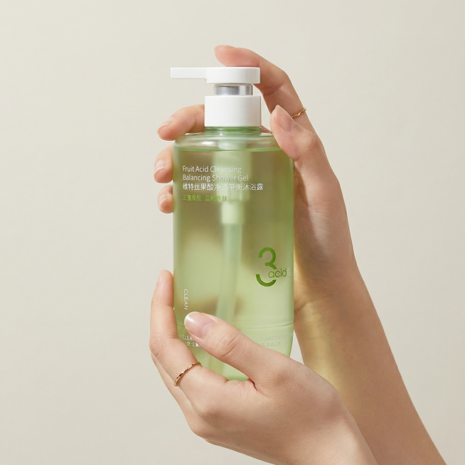 电商产品摄影，1:1 正方形构图，年轻女性手部特写手持维特丝果酸净透平衡沐浴露，手指自然握住瓶身，展示产品的握持手感和尺寸比例。女性手部皮肤细腻，指甲修剪整齐，佩戴简约饰品，整体风格清新自然。严格还原预览效果